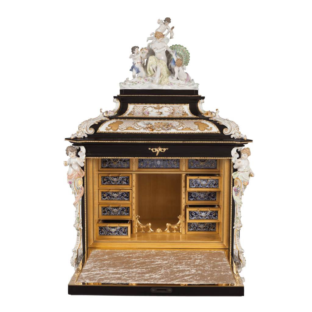 A beautiful porcelain jewelry box from Meissen. 