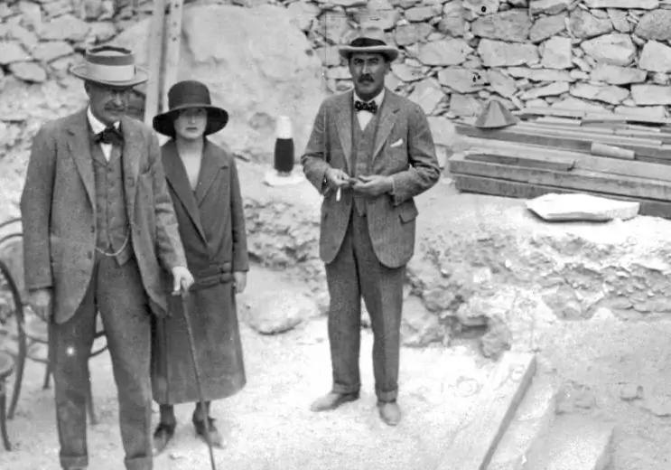 Earl of Carnarvon, his daughter, and Howard Carter in Egypt in the early 1920s. 