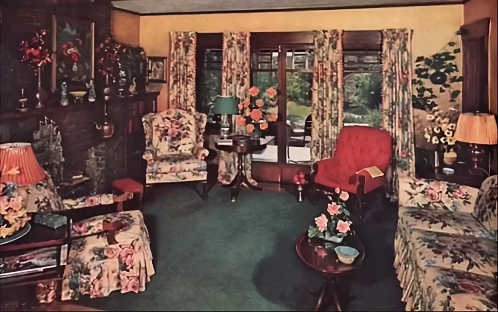 A living room from the 1940s done with peach interior design